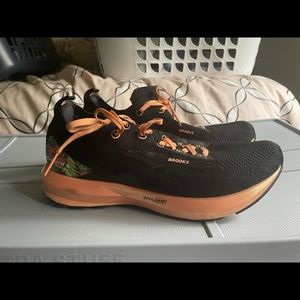 Womens Brooks Sneaker